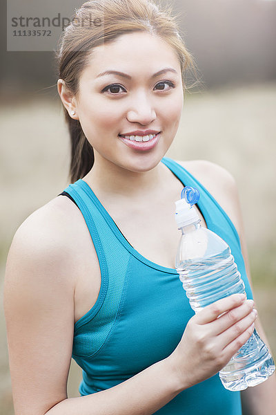 Asiatische Frau trinkt Wasser