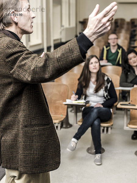 Lehrer im Gespräch mit Schülern im Klassenzimmer