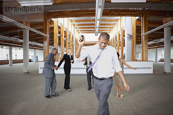 Geschäftsleute tanzen in leeren Büroräumen