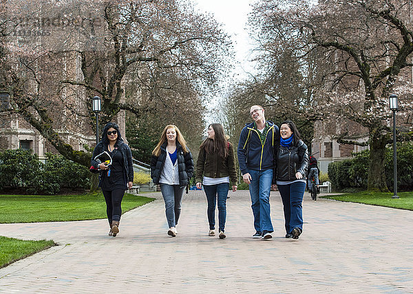 Studenten gehen gemeinsam über den Campus