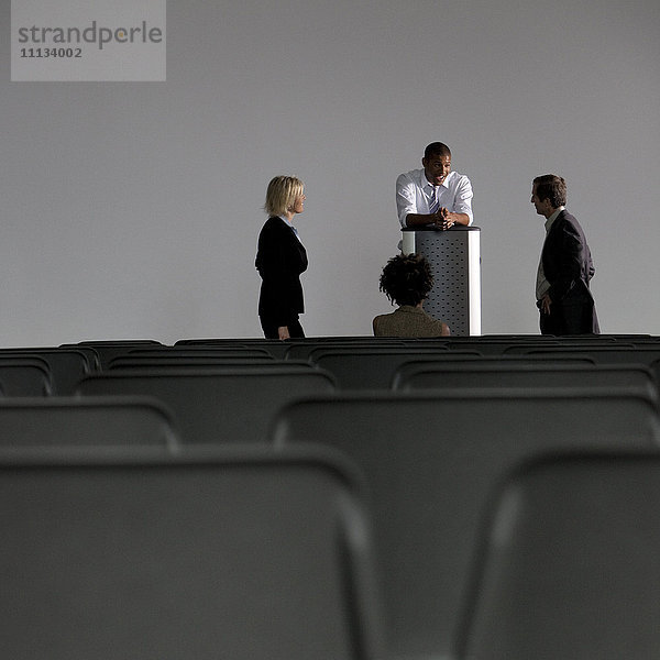 Geschäftsleute sprechen in einem leeren Auditorium