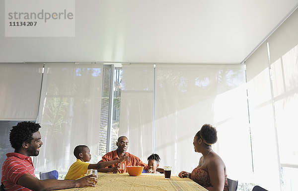 Schwarze Familie beim Essen am Esszimmertisch