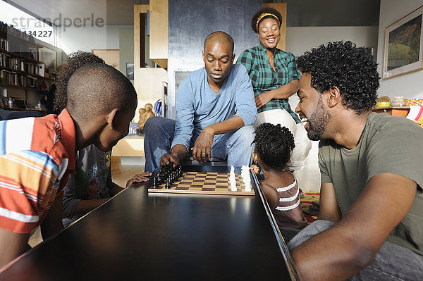 Schwarze Familie beim Schachspiel