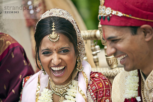 Indische Braut und Bräutigam in traditioneller Kleidung
