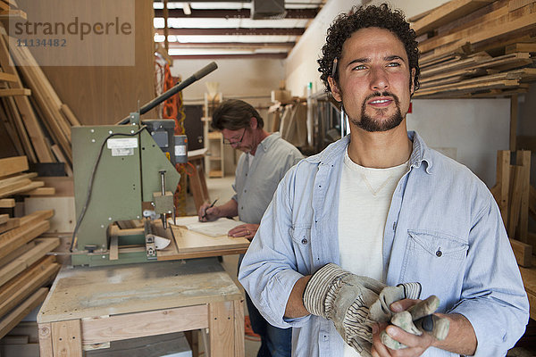 Mitarbeiter bei der Holzbearbeitung in der Werkstatt