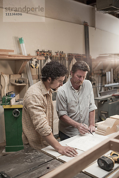 Mitarbeiter bei der Holzbearbeitung in der Werkstatt