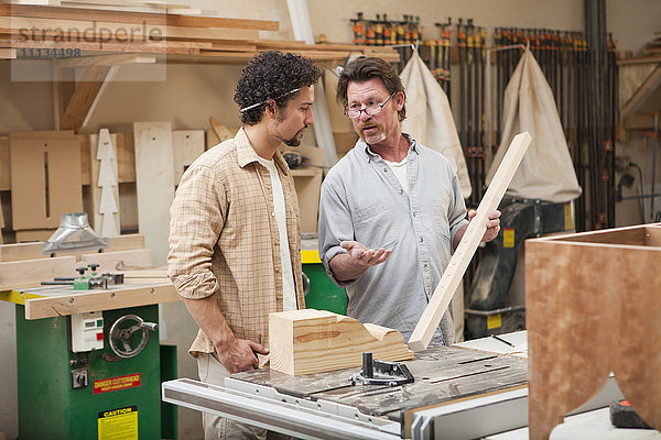 Mitarbeiter bei der Holzbearbeitung in der Werkstatt