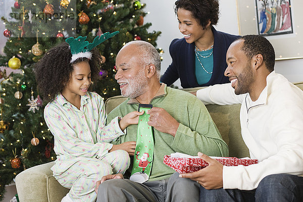 Afroamerikanische Familie tauscht Weihnachtsgeschenke aus