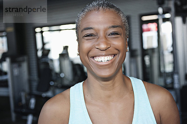 Lächelnde afroamerikanische Frau im Fitnessstudio