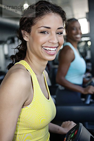 Frauen beim Training im Fitnessstudio