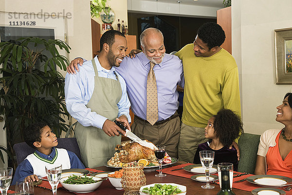 Afroamerikanischer Mann schnitzt Thanksgiving-Truthahn