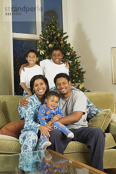 Afroamerikanische Familie im Pyjama zur Weihnachtszeit