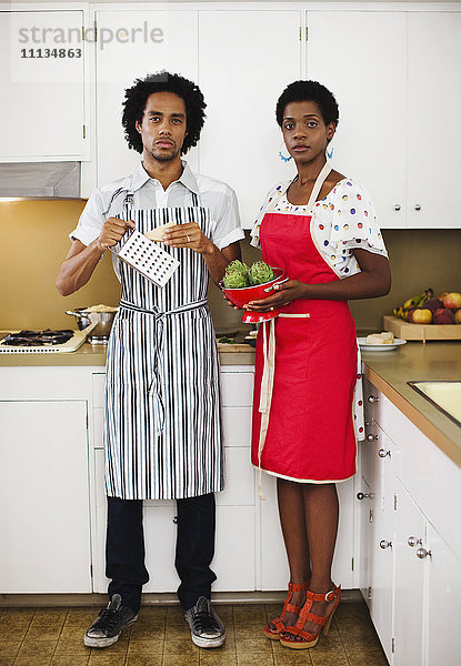 Afroamerikanische Frau und Ehemann beim Kochen in der Küche