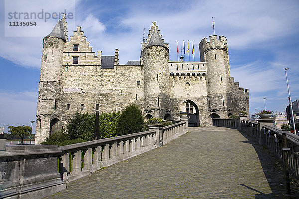 Eingang zum verzierten Schloss mit Türmchen