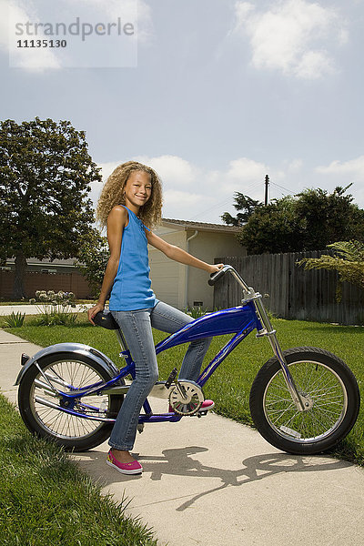 Gemischtrassiges Mädchen auf Fahrrad