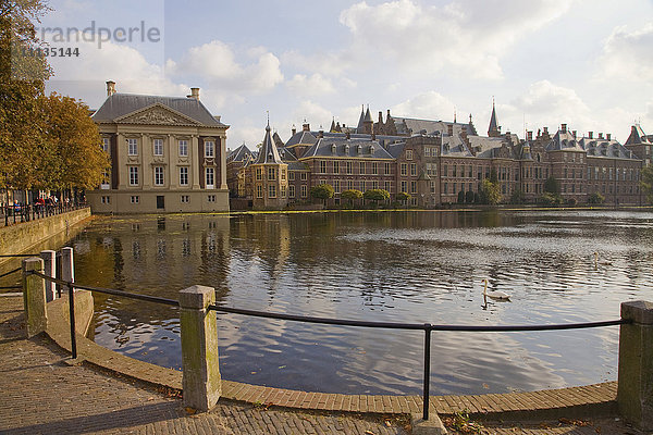 Verzierte holländische Gebäude am Teich
