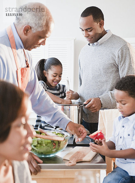 Afroamerikanische Familie beim gemeinsamen Kochen