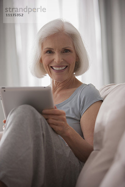 Kaukasische Frau mit digitalem Tablet