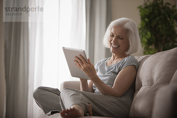 Kaukasische Frau mit digitalem Tablet