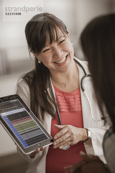 Arzt zeigt dem Patienten ein digitales Tablet