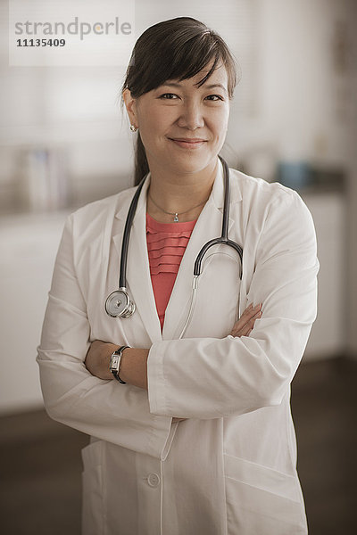 Lächelnder chinesischer Arzt