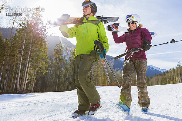 Kaukasisches Paar beim gemeinsamen Skifahren