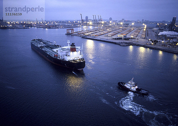 Schlepper und Containerschiff im Hafen von Long Beach