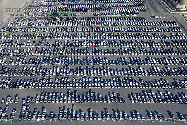 Auf einem Parkplatz am Hafen von Los Angeles geparkte Autos
