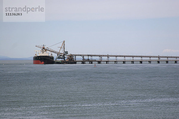 Containerschiff im Hafenbecken