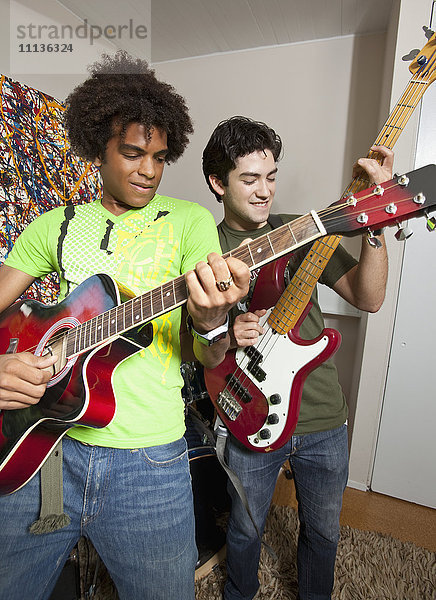 Freunde spielen zusammen Gitarre