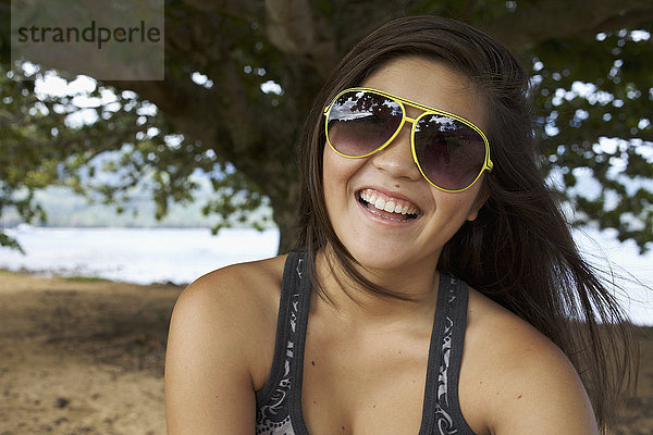 Lächelnder gemischtrassiger Teenager mit Sonnenbrille