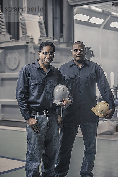 Zusammenstehende afroamerikanische Arbeiter in einer Fabrik