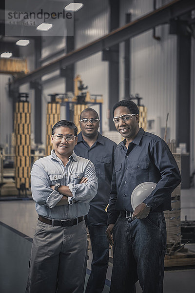 Zusammenstehende Arbeiter in einer Fabrik