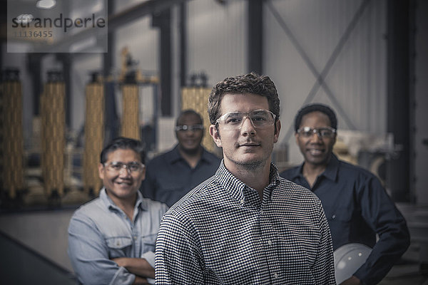 Zusammenstehende Arbeiter in einer Fabrik