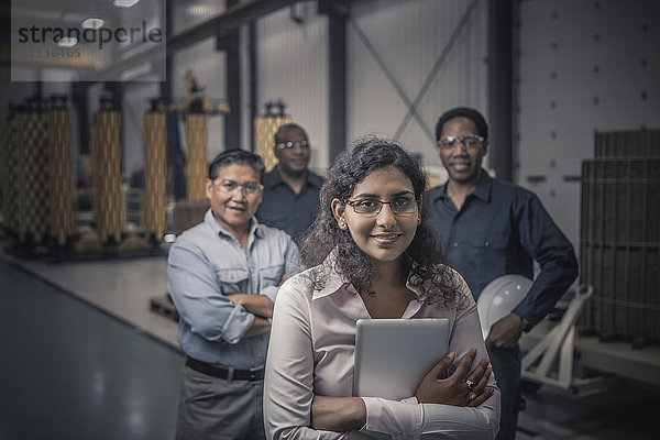 Zusammenstehende Arbeiter in einer Fabrik