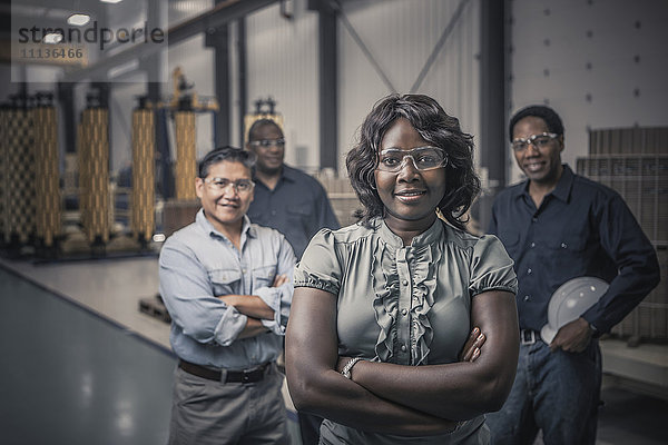 Zusammenstehende Arbeiter in einer Fabrik