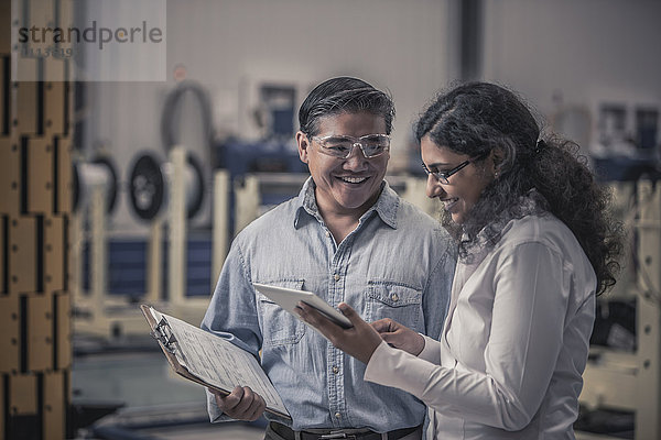 Arbeiter sprechen in der Fabrik