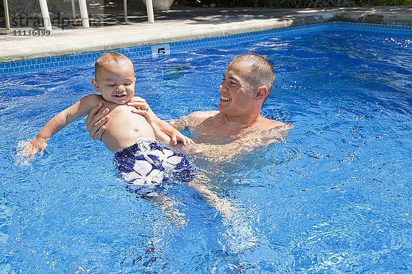 Vater spielt mit Sohn im Schwimmbad