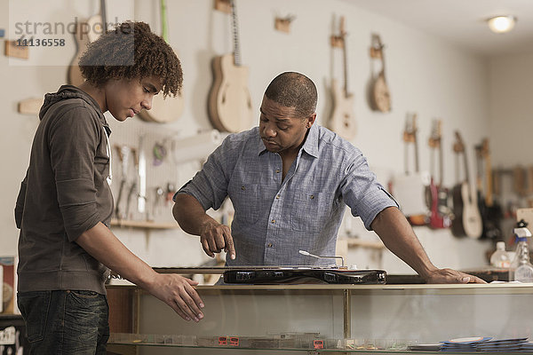 Vater und Sohn in der Musikwerkstatt