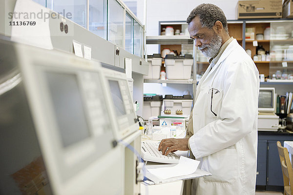 Afroamerikanischer Wissenschaftler  der im Labor arbeitet