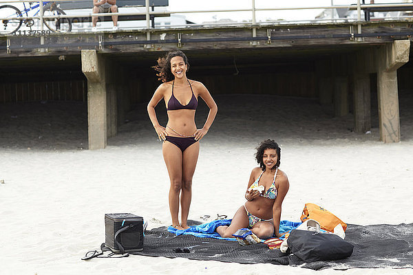 Gemischtrassige Freunde genießen den Strand