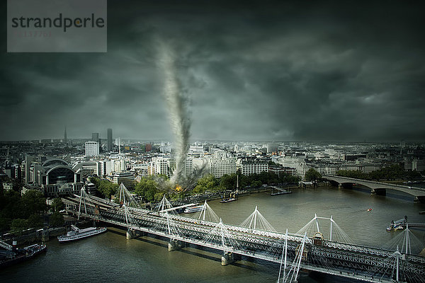Tornado rollt über London  Vereinigtes Königreich