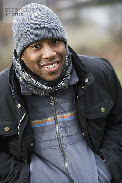 Lächelnder afroamerikanischer Mann mit Mütze