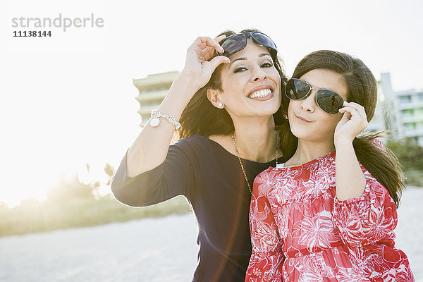Hispanische Mutter und Tochter mit Sonnenbrille