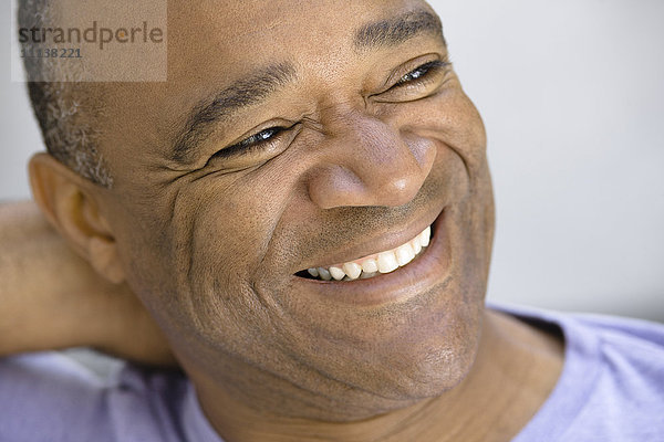 Lächelnder Mann gemischter Rasse