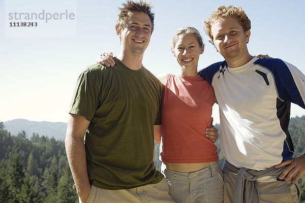 Freunde umarmen sich in einem abgelegenen Gebiet