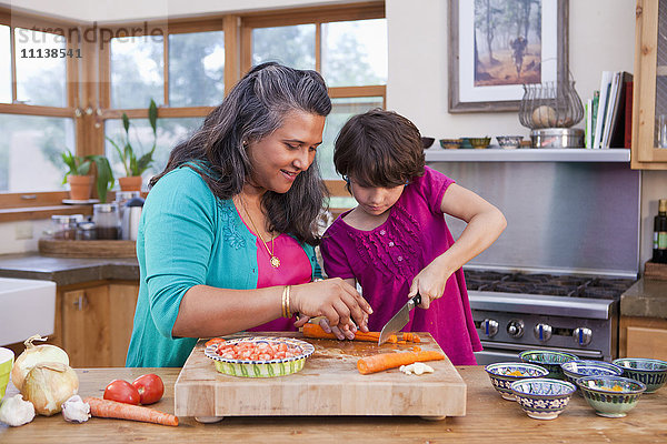 Mutter und Tochter kochen in der Küche