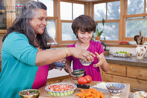 Mutter und Tochter kochen in der Küche