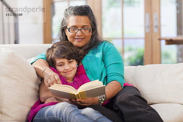 Mutter und Tochter lesen gemeinsam ein Buch