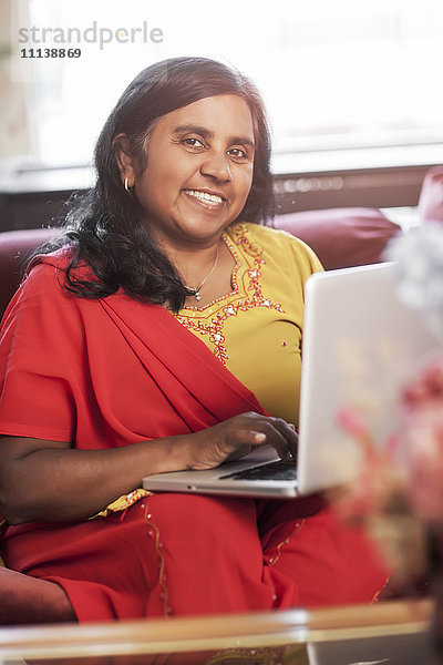 Indische Frau mit digitalem Tablet